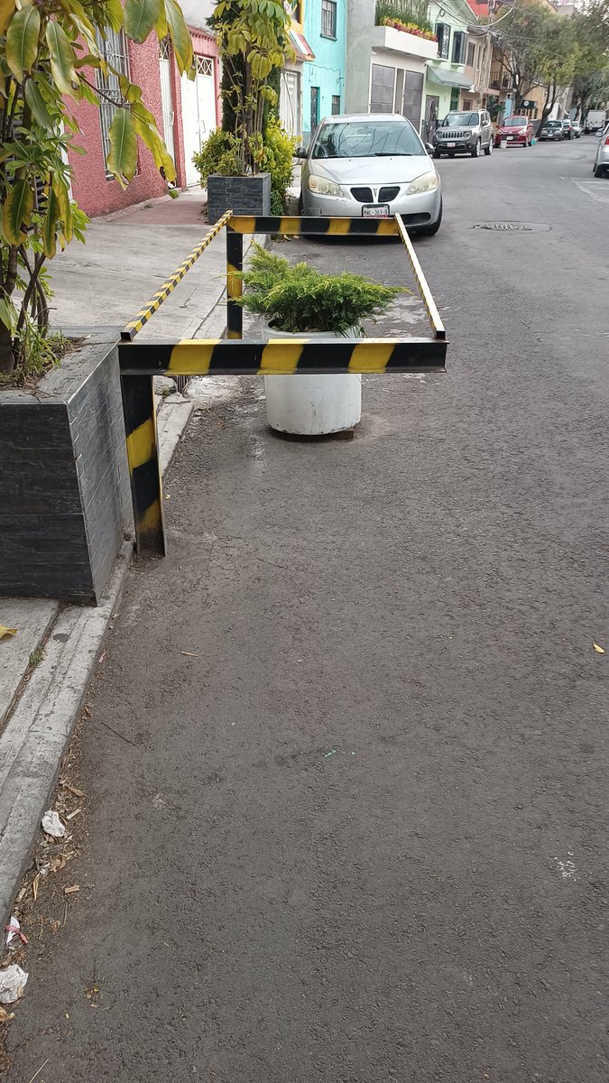 morg4n07's tweet photo. Una muestra más de que vivimos en el país de no pasa nada, la calle es cook #109, col. Euzkadi en la @AzcapotzalcoMx  @UCS_GCDMX #Transitocdmx https://t.co/zOZWxlNYwv