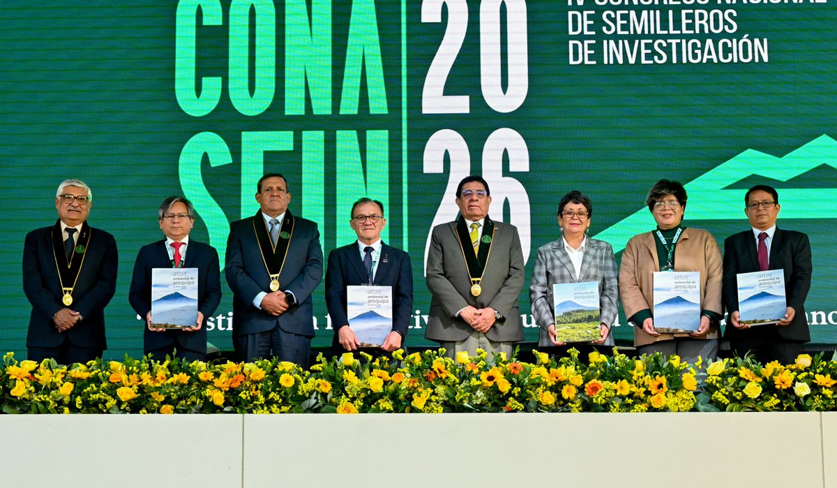 UCSM_oficial's tweet photo. 🔬💚 #CONASEIN2026 | 𝑳𝒂 𝑼𝑪𝑺𝑴 𝒓𝒆𝒖́𝒏𝒆 𝒄𝒊𝒆𝒏𝒄𝒊𝒂, 𝒊𝒏𝒗𝒆𝒔𝒕𝒊𝒈𝒂𝒄𝒊𝒐́𝒏 𝒆 𝒊𝒏𝒏𝒐𝒗𝒂𝒄𝒊𝒐́𝒏 𝒆𝒏 𝒖𝒏 𝒎𝒊𝒔𝒎𝒐 𝒆𝒔𝒑𝒂𝒄𝒊𝒐

La Universidad Católica de Santa María dio inicio al 𝗖𝗢𝗡𝗔𝗦𝗘𝗜𝗡 𝟮𝟬𝟮𝟲, encuentro que reúne a investigadores, autoridades, docentes y estudiantes para compartir conocimiento, experiencias y nuevas propuestas en ciencia y tecnología.

La jornada contó con la participación del Vicerrector Académico, José Villanueva Salas; el Vicerrector de Investigación, Máximo Rondón Rondón; y el Vicerrector Administrativo, Miguel Fernando Farfán Delgado, junto a representantes del Gobierno Regional de Arequipa y del Concytec Perú .

Durante el primer día se desarrollaron ponencias magistrales, exposiciones de semilleros de investigación, presentaciones de pósteres y espacios de intercambio académico en distintas áreas del conocimiento.

💚𝗖𝗢𝗡𝗔𝗦𝗘𝗜𝗡 𝟮𝟬𝟮𝟲 fortalece la investigación universitaria y conecta a nuevas generaciones de investigadores comprometidos con transformar el futuro desde la ciencia.

#UCSM #CONASEIN2026 #InvestigaciónUCSM #Ciencia #Tecnología #Innovación #SemillerosDeInvestigación