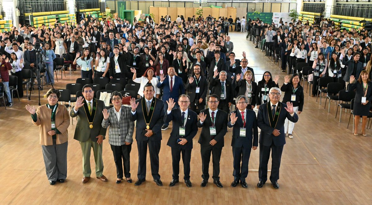UCSM_oficial's tweet photo. 🔬💚 #CONASEIN2026 | 𝑳𝒂 𝑼𝑪𝑺𝑴 𝒓𝒆𝒖́𝒏𝒆 𝒄𝒊𝒆𝒏𝒄𝒊𝒂, 𝒊𝒏𝒗𝒆𝒔𝒕𝒊𝒈𝒂𝒄𝒊𝒐́𝒏 𝒆 𝒊𝒏𝒏𝒐𝒗𝒂𝒄𝒊𝒐́𝒏 𝒆𝒏 𝒖𝒏 𝒎𝒊𝒔𝒎𝒐 𝒆𝒔𝒑𝒂𝒄𝒊𝒐

La Universidad Católica de Santa María dio inicio al 𝗖𝗢𝗡𝗔𝗦𝗘𝗜𝗡 𝟮𝟬𝟮𝟲, encuentro que reúne a investigadores, autoridades, docentes y estudiantes para compartir conocimiento, experiencias y nuevas propuestas en ciencia y tecnología.

La jornada contó con la participación del Vicerrector Académico, José Villanueva Salas; el Vicerrector de Investigación, Máximo Rondón Rondón; y el Vicerrector Administrativo, Miguel Fernando Farfán Delgado, junto a representantes del Gobierno Regional de Arequipa y del Concytec Perú .

Durante el primer día se desarrollaron ponencias magistrales, exposiciones de semilleros de investigación, presentaciones de pósteres y espacios de intercambio académico en distintas áreas del conocimiento.

💚𝗖𝗢𝗡𝗔𝗦𝗘𝗜𝗡 𝟮𝟬𝟮𝟲 fortalece la investigación universitaria y conecta a nuevas generaciones de investigadores comprometidos con transformar el futuro desde la ciencia.

#UCSM #CONASEIN2026 #InvestigaciónUCSM #Ciencia #Tecnología #Innovación #SemillerosDeInvestigación