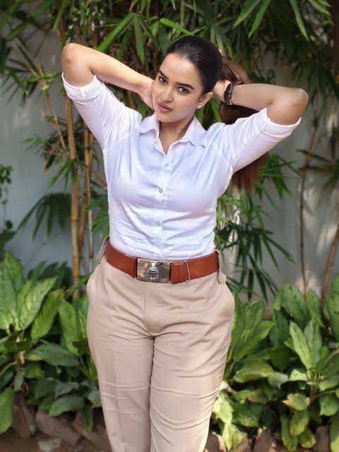 Actressbuzz9's tweet photo. Pujita Ponnada

📅 Date of Birth: October 1, 1989
🎂 Age: 37
📏 Height: 5 ft 4 in - 163 cm
⚖️ Weight: 54 kg
♎ Zodiac Sign: Libra
📍 Place of Birth: Visakhapatnam, Andhra Pradesh, India
🌍 Origin: Indian
💃 Body Type: Slim
🎬 Profession: Actress &amp; Model https://t.co/3YFT92q2R0
