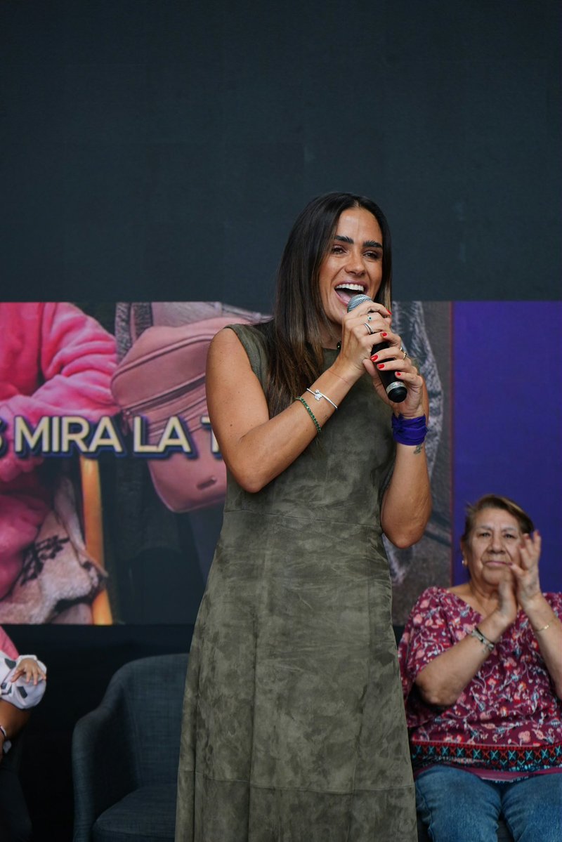 AlessandraRdlv's tweet photo. Hoy realizamos la segunda entrega del apoyo Tarjeta Violeta a madres y mujeres cuidadoras de Cuauhtémoc.

Cuidar también es trabajar. Y quienes sostienen a sus familias todos los días merecen un gobierno que también las sostenga a ellas. 

Aquí, las mujeres al frente. 💜 https://t.co/KTmT8Im1Js