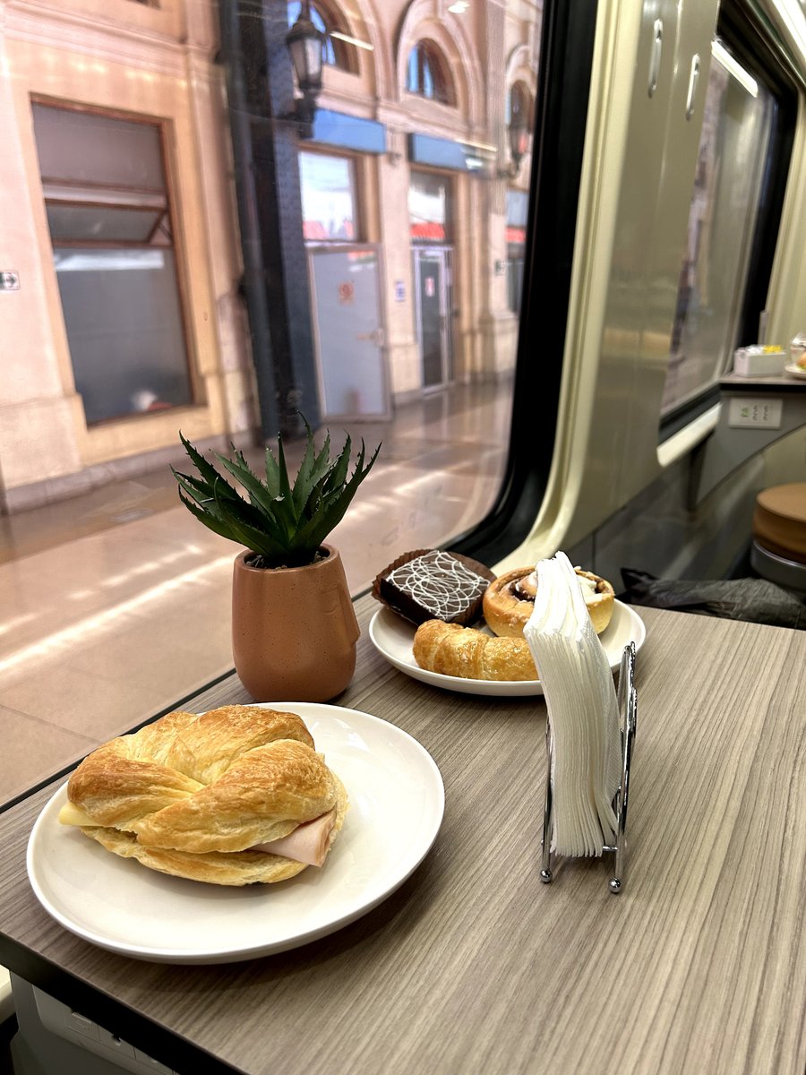 EFE_Chillan's tweet photo. ☕🚆 ¿Un cafecito durante el viaje?
Recuerda que nuestro servicio cuenta con cafetería a bordo. 🥪🧃
Un café mirando el paisaje ¿Qué mejor? 😮‍💨 https://t.co/vF2ug68QHm