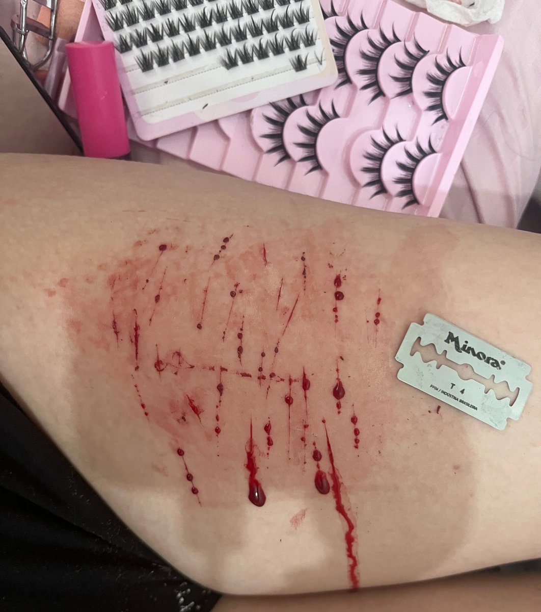 valvalemmm's tweet photo. FAKE MAKEUP 
FAKE BLOOD
fake all makeup SFX 
not real. 
#slittwt https://t.co/tnD5zDBTOa