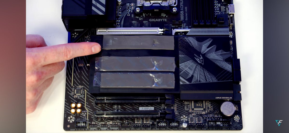 theabyss0001's tweet photo. طبيعي لازم يكون فيه thermal pad اضافي تحت الssd ؟ اول مرة اسمع عنه https://t.co/1B0jWc6yZc