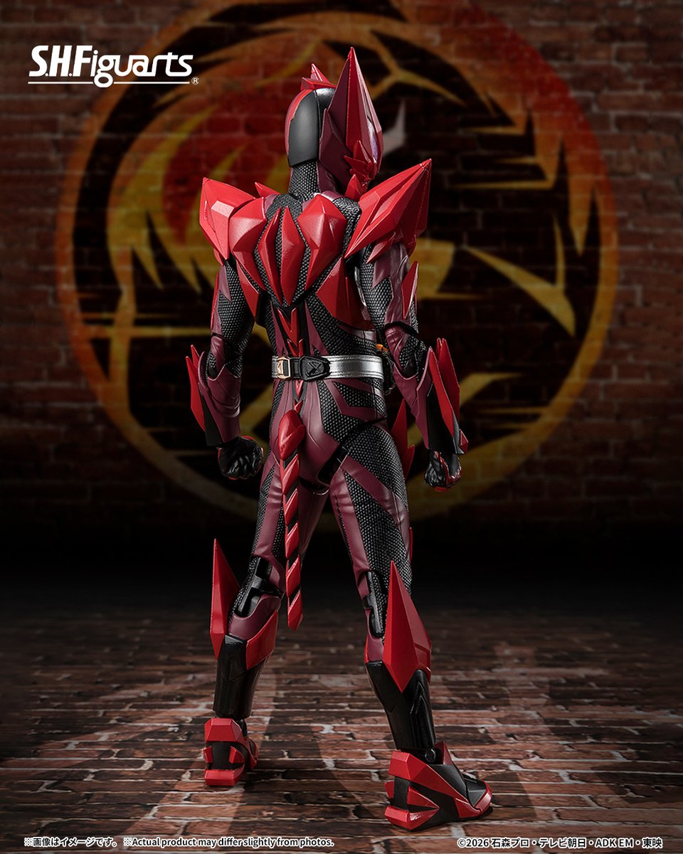 t_features's tweet photo. 【10月1日(木)16時一般予約解禁】

「S.H.Figuarts 仮面ライダーマオウ」
2027年3月発売予定
📋商品詳細→ https://t.co/4hsATEjYHF

猫をモチーフとした造形を細かく再現し、特徴的な赤のカラーリングも再現！左右各2種の交換用手首パーツや交換用ライドエグズが付属！
#t_shf #仮面ライダーマイス https://t.co/RURVHGkZzz