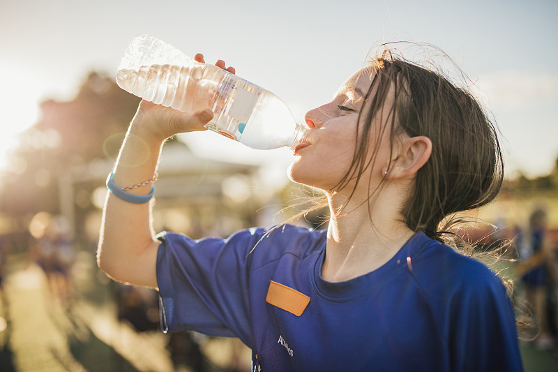 XimenaFirmnmgj's tweet photo. Mantén tu cuerpo activo 30 minutos al día y bebe 2 litros de agua: hábitos sencillos que cuidan tu salud sin esfuerzo. https://t.co/V5pIRWg6UI