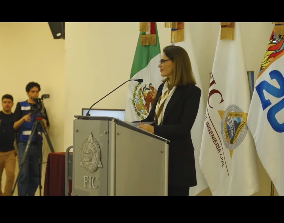 Perisandru's tweet photo. 🎙️ En representación de la Dirección de la @FIC_UANL, la Ing. Maria Eugenia Rodríguez Monreal, Subdirectora de Enlace Interinstitucional, Comunicación e Imagen (En representación del Director de la FIC de la UANL). brindó sus palabras en el acto de clausura del #interCILA 2026, destacando el valor de la academia en el desarrollo e innovación del sector vial. 🎓🛣️🇲🇽
#CarreterasyAlgoMas #perisandru #interCILA #CILA #asfalto #AMAACMX #UANL

@Itafec @interCILA @itafec_mx
