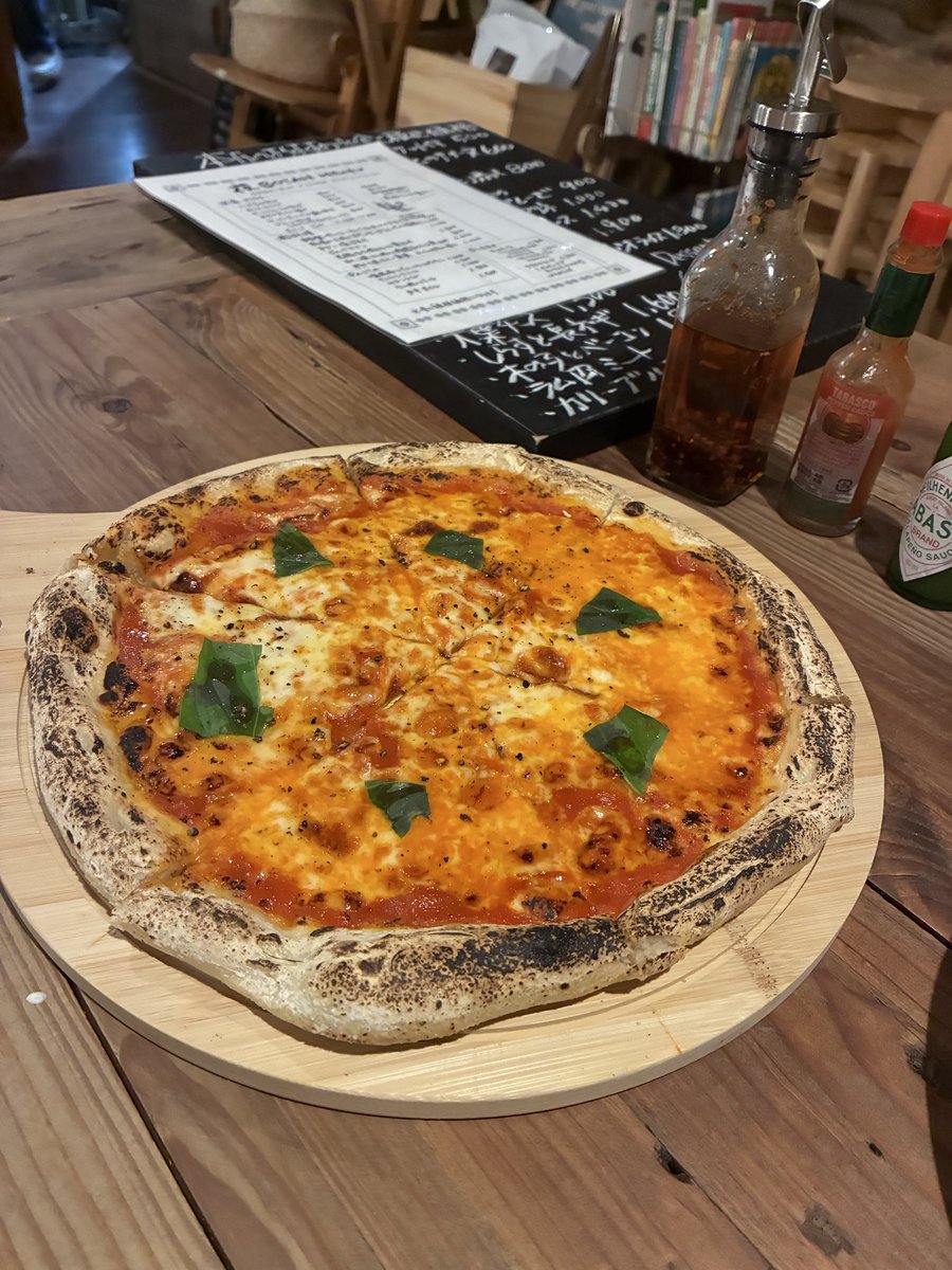 shooooooohi's tweet photo. 先日美味しいピッツァをいただきました🍕
お酒が止まりませんでした🍺
チーズが大好きなんです
それだけです！ https://t.co/24N2ClAzdW