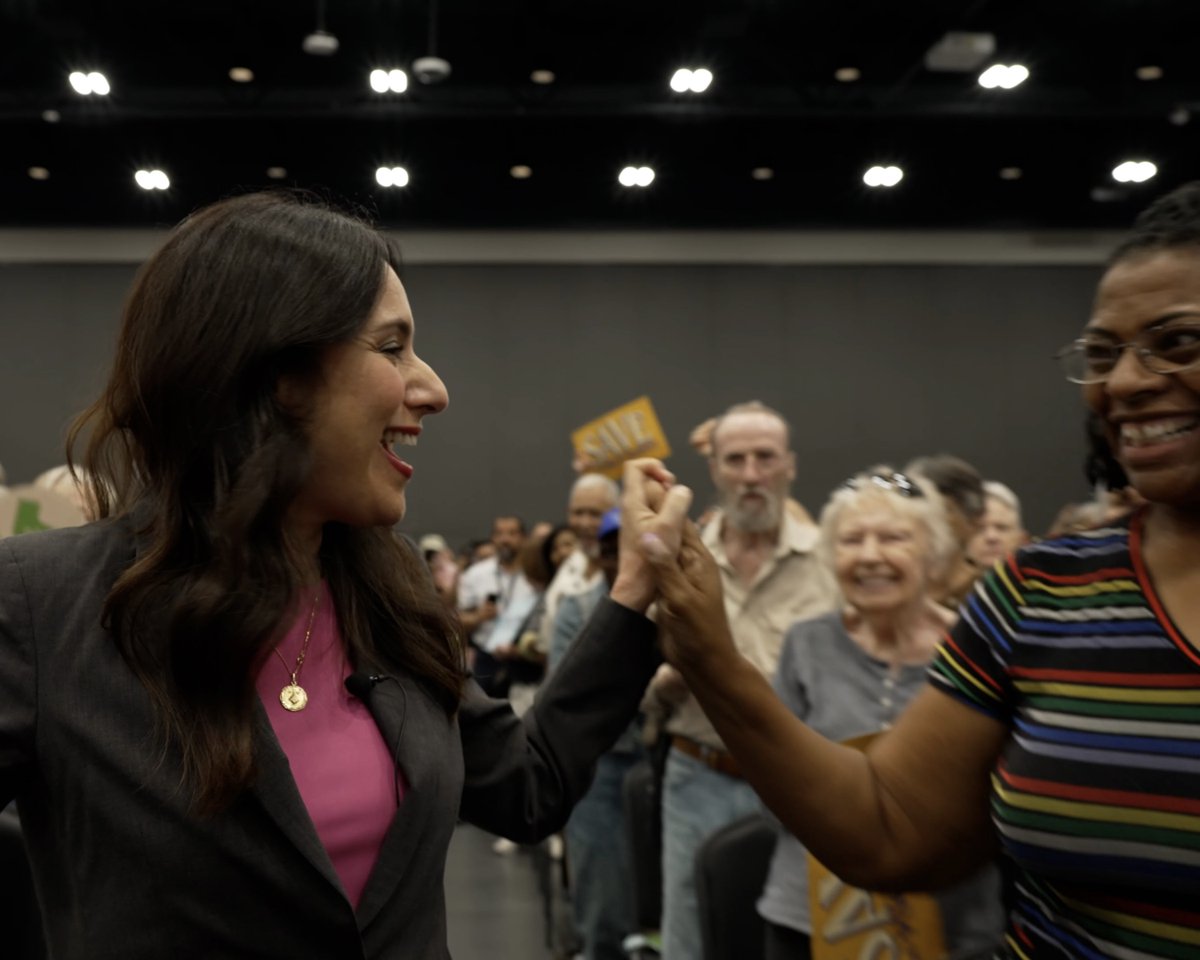 GinaHinojosaTX's tweet photo. Last night was incredible. 800 Texans in deep-red Longview, TX showed up to demand change, save our Texas public schools and secure the American Dream. 

East Texas is ready for a new governor and in November, we’ll prove it. https://t.co/O362Wg1m4N