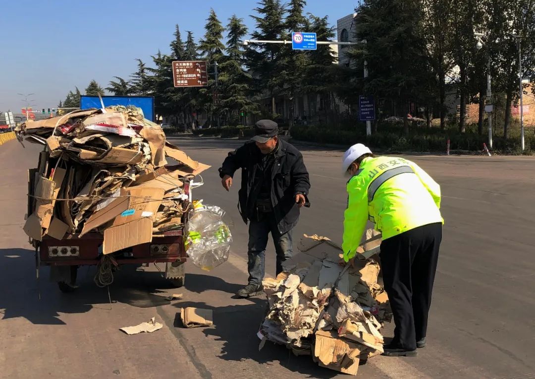 AdalynGarnguh6's tweet photo. Un seor me ayudó a levantar todas mis cajas cuando se me cayeron en la calle hoy, sin conocerme, solo por buena voluntad. Hoy el mundo es un poco más cálido. https://t.co/JKMffTEWl6