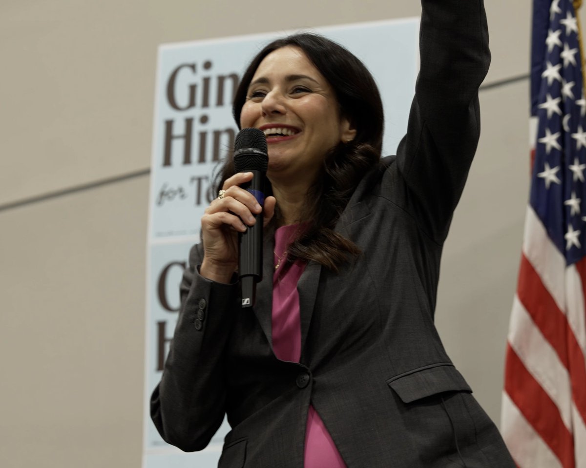 GinaHinojosaTX's tweet photo. Last night was incredible. 800 Texans in deep-red Longview, TX showed up to demand change, save our Texas public schools and secure the American Dream. 

East Texas is ready for a new governor and in November, we’ll prove it. https://t.co/O362Wg1m4N