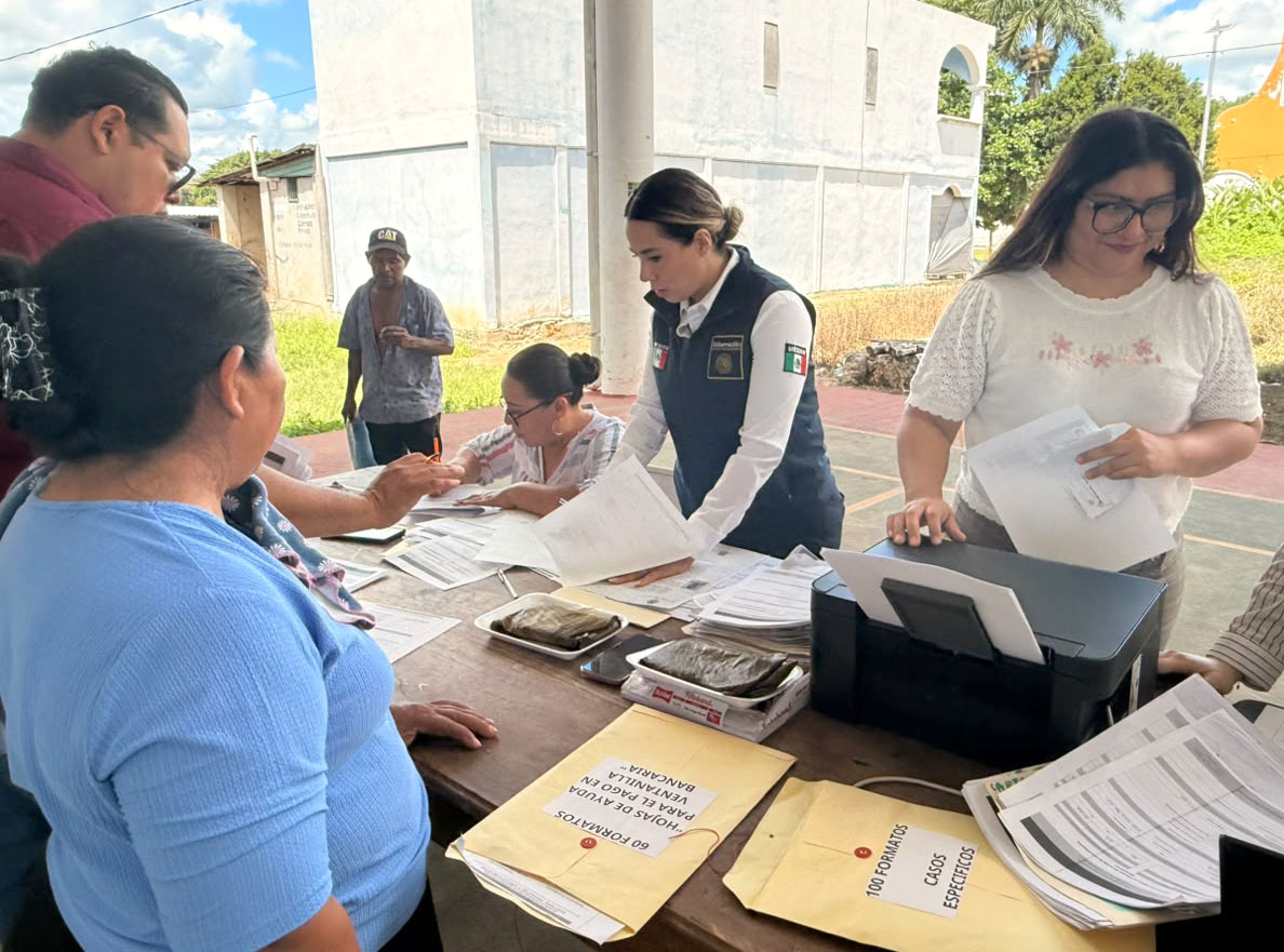 Hazaelruizo's tweet photo. También en #MayaBalam, instalamos mesas de atención a la población, en las que se brindó orientación a más de 100 personas sobre la reposición de cartas de naturalización, la certificación de la CURP y otros trámites relacionados con el acceso al derecho a la identidad jurídica.
Con estas acciones, desde la #CAIMFS continuamos acercando atención y orientación a las personas en las comunidades de la #FronteraSur.
@rosaicela @arturomedinap @SEGOB_mx