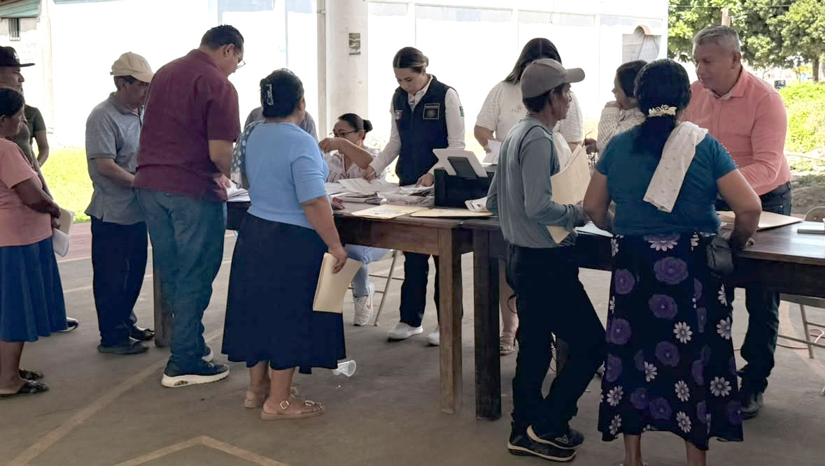 Hazaelruizo's tweet photo. También en #MayaBalam, instalamos mesas de atención a la población, en las que se brindó orientación a más de 100 personas sobre la reposición de cartas de naturalización, la certificación de la CURP y otros trámites relacionados con el acceso al derecho a la identidad jurídica.
Con estas acciones, desde la #CAIMFS continuamos acercando atención y orientación a las personas en las comunidades de la #FronteraSur.
@rosaicela @arturomedinap @SEGOB_mx