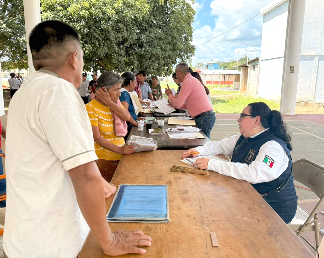 Hazaelruizo's tweet photo. También en #MayaBalam, instalamos mesas de atención a la población, en las que se brindó orientación a más de 100 personas sobre la reposición de cartas de naturalización, la certificación de la CURP y otros trámites relacionados con el acceso al derecho a la identidad jurídica.
Con estas acciones, desde la #CAIMFS continuamos acercando atención y orientación a las personas en las comunidades de la #FronteraSur.
@rosaicela @arturomedinap @SEGOB_mx