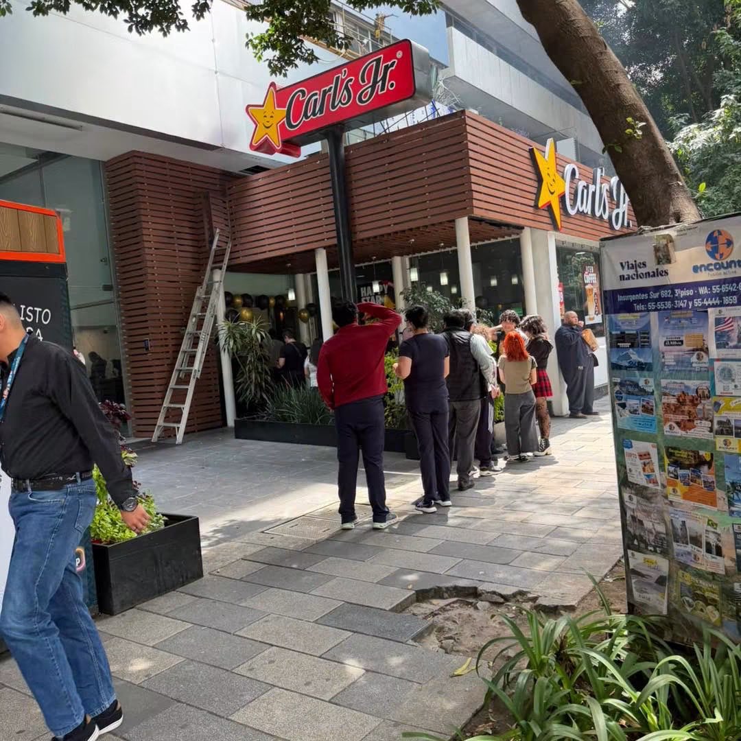 DCECOFICIAL1's tweet photo. No manchen banda hay más gente formada en el carls junior que en fila virtual del nskq https://t.co/4GRfDFaspo