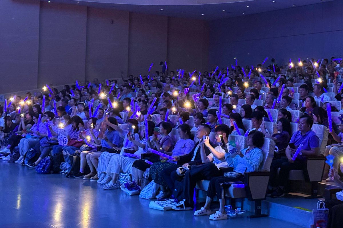 ZoeyHarrykt's tweet photo. Noche mágica en el concierto de arreglos clásicos! Las melodías llenaron el escenario y el público cantó a todo pulmón. Increíble experiencia musical que quiero repetir ya!， https://t.co/tOy7XMUe18