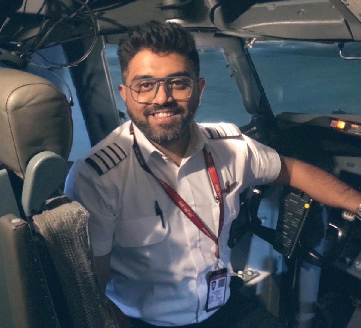 CasetaBosque's tweet photo. Un hombre ha podido cambiar el futuro de Oriente Medio.

El capitán del vuelo 1073 de flydubai, Smit Machchhar 🇮🇳,
logró desbloquear la puerta de la cabina a pesar de estar gravemente herido, permitiendo que varios pasajeros y la tripulación intervinieran y salvaran a todos los presentes en el avión con destino a Tel Aviv, Israel 🇮🇱.

Si esa aeronave hubiera sido secuestrada con éxito, las consecuencias podrían haber sido irreversibles.

A veces, la historia gira en torno al coraje, la valentía y  resiliencia de una sola persona.

Un auténtico milagro.