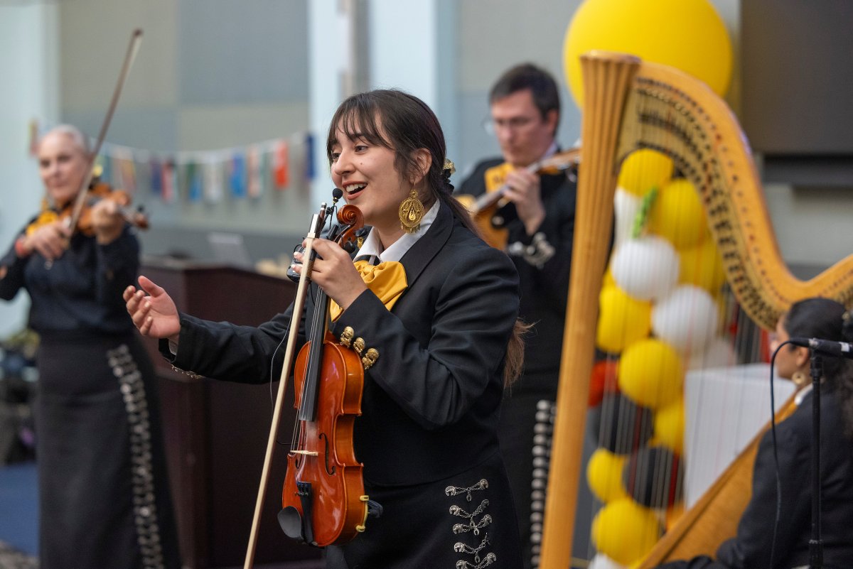 CalStateLA's tweet photo. Thanks to all the students, faculty and staff who came together for an afternoon of food and fun, with Lotería, arts and crafts, and a special performance by Cal State LA’s own Mariachi Águilas Doradas! ✨

#CalStateLA #HispanicHeritageMonth #LatinoHeritage #GoldenEagles https://t.co/Pu0hovYBNH