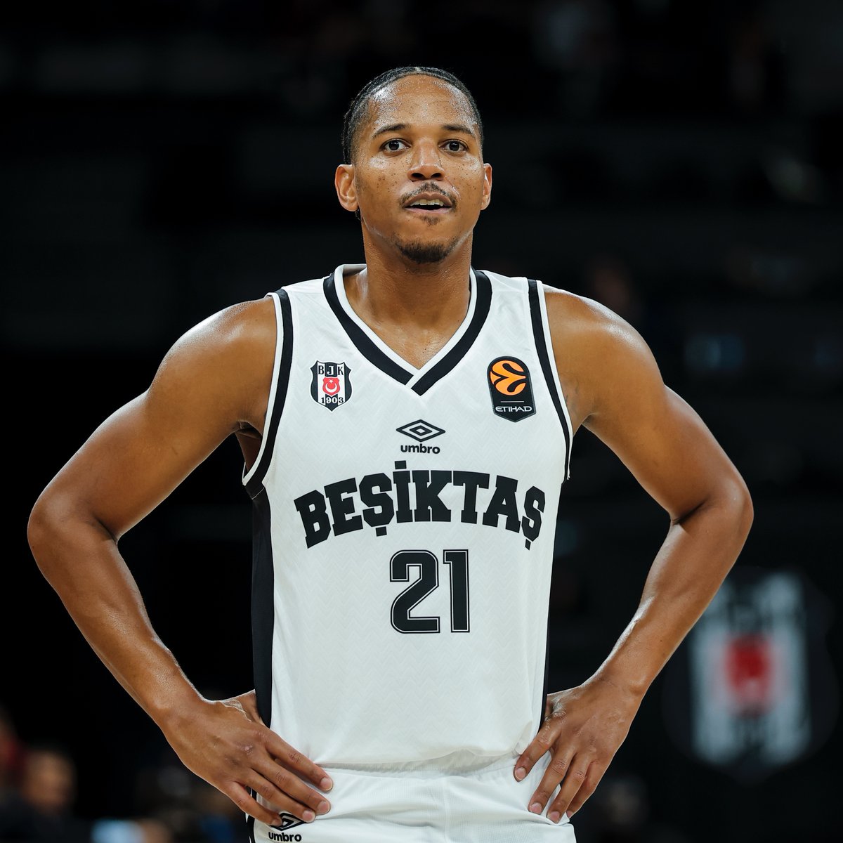 EurohoopsTR's tweet photo. 🔥 "Onu izlerken 'neden hala EuroLeague'de değil?' diye düşünüyordum!"

⚫️⚪️ Dusan Alimpijevic, Anthony Brown'un performansı hakkında konuştu:

"AB'nin potansiyelinin hep farkındaydım, neler yapabileceğini biliyordum.

Açıkçası onu izlerken 'böyle bir oyuncu neden hala EuroLeague'de değil?' diye düşünüyordum.

Dolayısıyla iki yıldır aramızda olması, bizim için bir nevi 'hediye' gibi. Onun gibi bir oyuncuya sahip olduğumuz için çok mutluyum.

Fiziği, oyun zekası ve şut becerisiyle kesinlikle EuroLeague'e ait."