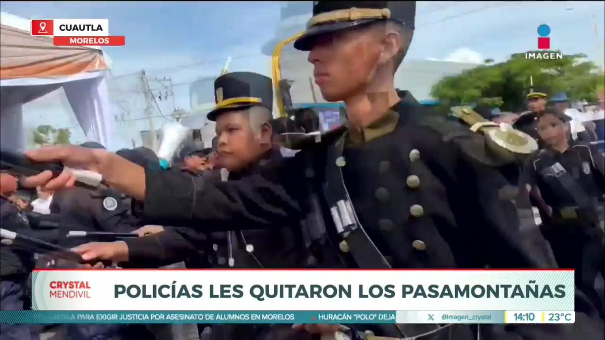A news broadcast from Imagen with anchor Crystal Mendivil shows police officers without balaclavas in Cuautla, Morelos, with the headline 'POLICÍAS LES QUITARON LOS PASAMONTAÑAS' regarding the murder of students in Morelos.