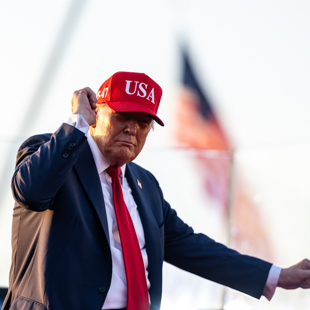 CoinMarketCap's tweet photo. LATEST: 🤖 President Trump called "superintelligence" perhaps "the biggest thing there's ever been," saying it's "much bigger than the internet." https://t.co/bb7QWCboIG