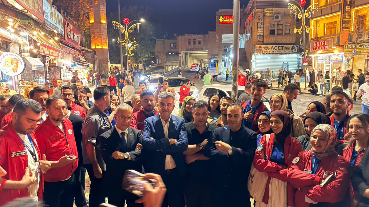 milhamigunbegi's tweet photo. Sanayi ve Teknoloji Bakanımız Sayın @mfatihkacir, TEKNOFEST Yönetim Kurulu Başkanı Sayın @Selcuk Bayraktar, Şanlıurfa Valimiz @hasansildak ve Milletvekilimiz @ProfDrDusak ile birlikte Şanlıurfalı hemşehrilerimizleyiz.

#TeknofestGüneydoğu ile birlikte Şanlıurfamızdaki yoğunluk, esnaflarımızın samimi muhabbeti ve şehrimizin dört bir yanındaki hareketlilik bizleri ayrıca mutlu ediyor.

Şanlıurfa’mız teknolojiye, gençliğe ve geleceğe ev sahipliği yapmanın gururunu yaşıyor. 🚀🇹🇷 

#TEKNOFESTŞanlıurfa
@RTErdogan @abuyukgumus @hakanaksu058 @farukaytek