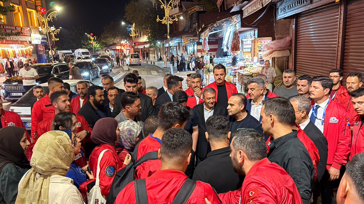 milhamigunbegi's tweet photo. Sanayi ve Teknoloji Bakanımız Sayın @mfatihkacir, TEKNOFEST Yönetim Kurulu Başkanı Sayın @Selcuk Bayraktar, Şanlıurfa Valimiz @hasansildak ve Milletvekilimiz @ProfDrDusak ile birlikte Şanlıurfalı hemşehrilerimizleyiz.

#TeknofestGüneydoğu ile birlikte Şanlıurfamızdaki yoğunluk, esnaflarımızın samimi muhabbeti ve şehrimizin dört bir yanındaki hareketlilik bizleri ayrıca mutlu ediyor.

Şanlıurfa’mız teknolojiye, gençliğe ve geleceğe ev sahipliği yapmanın gururunu yaşıyor. 🚀🇹🇷 

#TEKNOFESTŞanlıurfa
@RTErdogan @abuyukgumus @hakanaksu058 @farukaytek