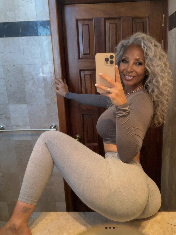 hotwifegloriiaa's tweet photo. Who ordered a cake? 🍰 https://t.co/E6QRAgg7os