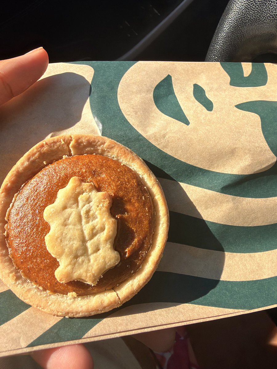 Jardoreee's tweet photo. Starbucks pumpkin pie was good. https://t.co/3m1oZF7x0j