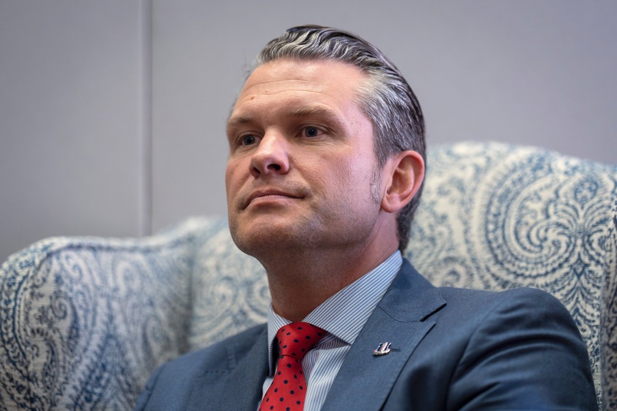 MarkDeReborn11's tweet photo. ÚLTIMA HORA: Pete Hegseth, el secretario de Guerra de Estados Unidos acaba de soltar una BOMBA: 

"Se acabó la época WOKE en el ejército. No más gordos, transexuales, raritos, maricones ni debiluchos. De ahora en adelante solo habrán GUERREROS, los mejores en el mundo". 🇺🇸 https://t.co/FL2kQ0QY7f