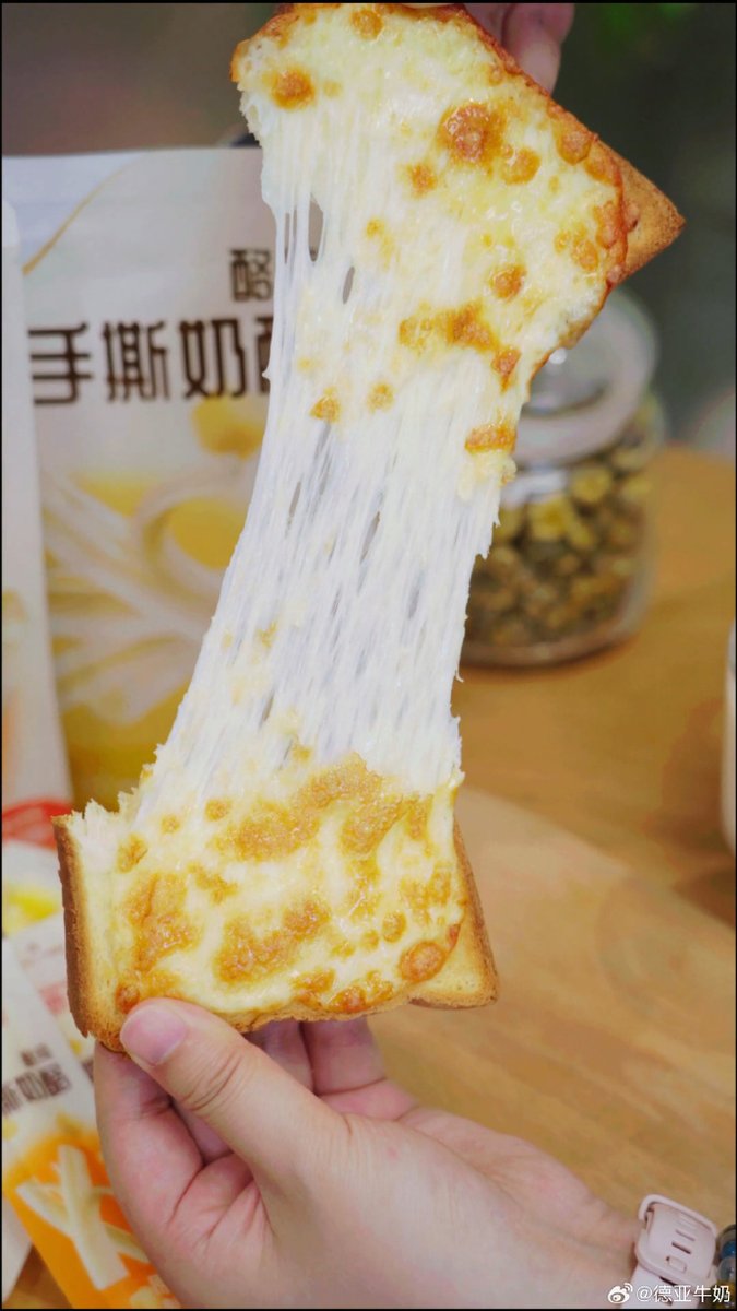 AdaPaxtoncaji's tweet photo. Alguien quiere una arepa caliente con queso derretido （译为：谁想来一块滚烫的芝士夹心儿玉黍饼？）， https://t.co/oW7ol52Bgg