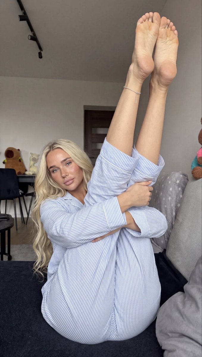 lottierae03's tweet photo. soles up. wallet out now🍭

#findom #soles #feet #footfetish #footworship #paypigs #walletdrain https://t.co/wybQMJhxVk