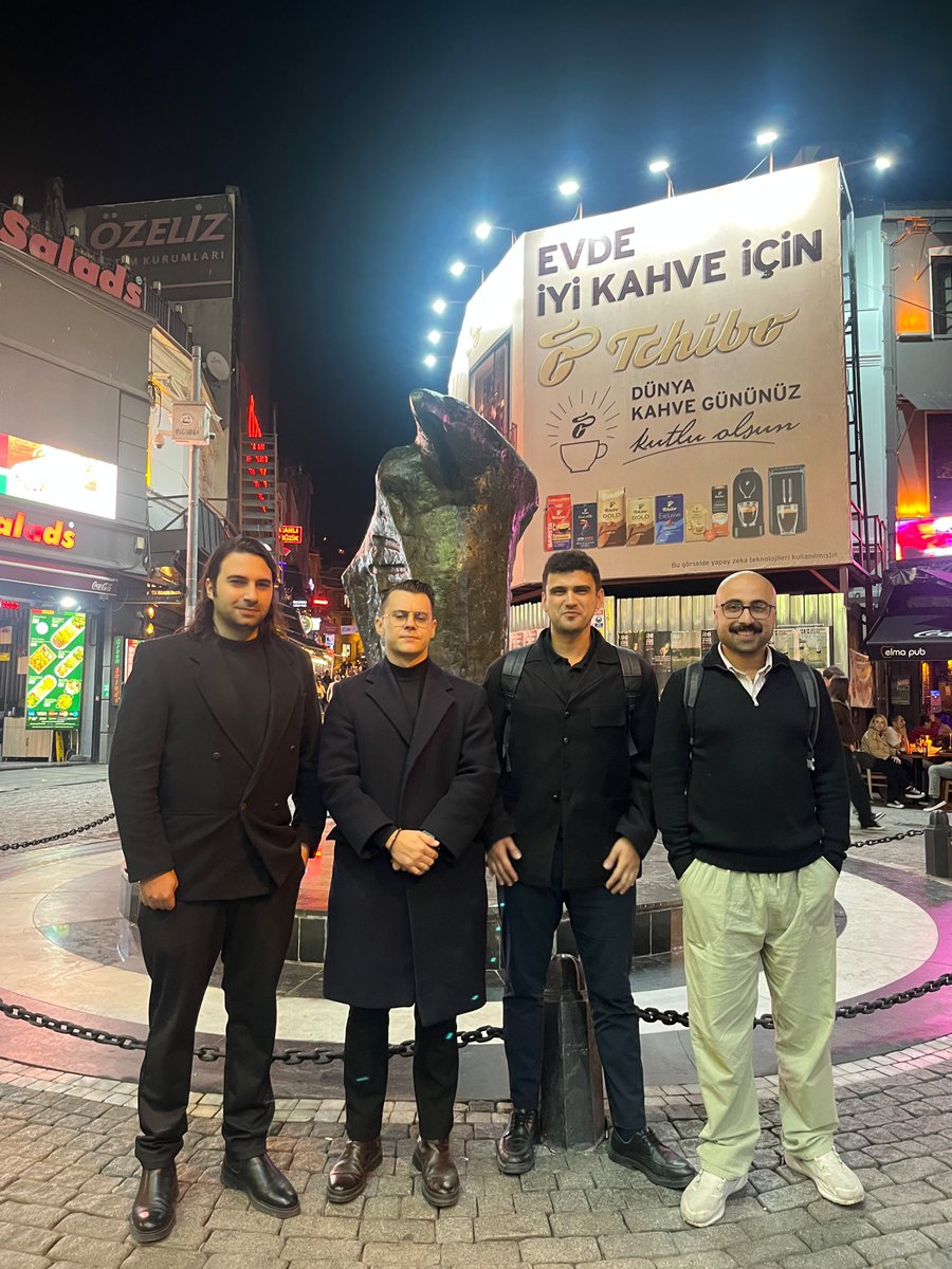 Avernias_TR's tweet photo. Bu fotoğrafta az kalsın biri daha olacaktı ve o zaman AI fotoğraf zannedecektiniz. https://t.co/1tzwr5UA2o
