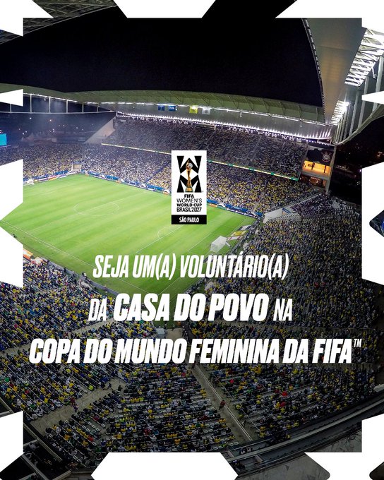 A packed stadium showcases the FIFA Women's World Cup 2027 logo with a call-to-action in Portuguese: "SEJA UM(A) VOLUNTÁRIO(A) DA CASA DO POVO NA COPA DO MUNDO FEMININA DA FIFA" (Be a volunteer at Casa do Povo for the FIFA Women's World Cup), promoting volunteer applications open until that deadline at neoquimicaarena.com.br. The image visually represents the tournament atmosphere with fans filling the arena during a match, tying directly to the recruitment call for volunteers at the "Casa do Povo" (likely the arena's community-focused identity) during the 2027 women's national teams tournament.