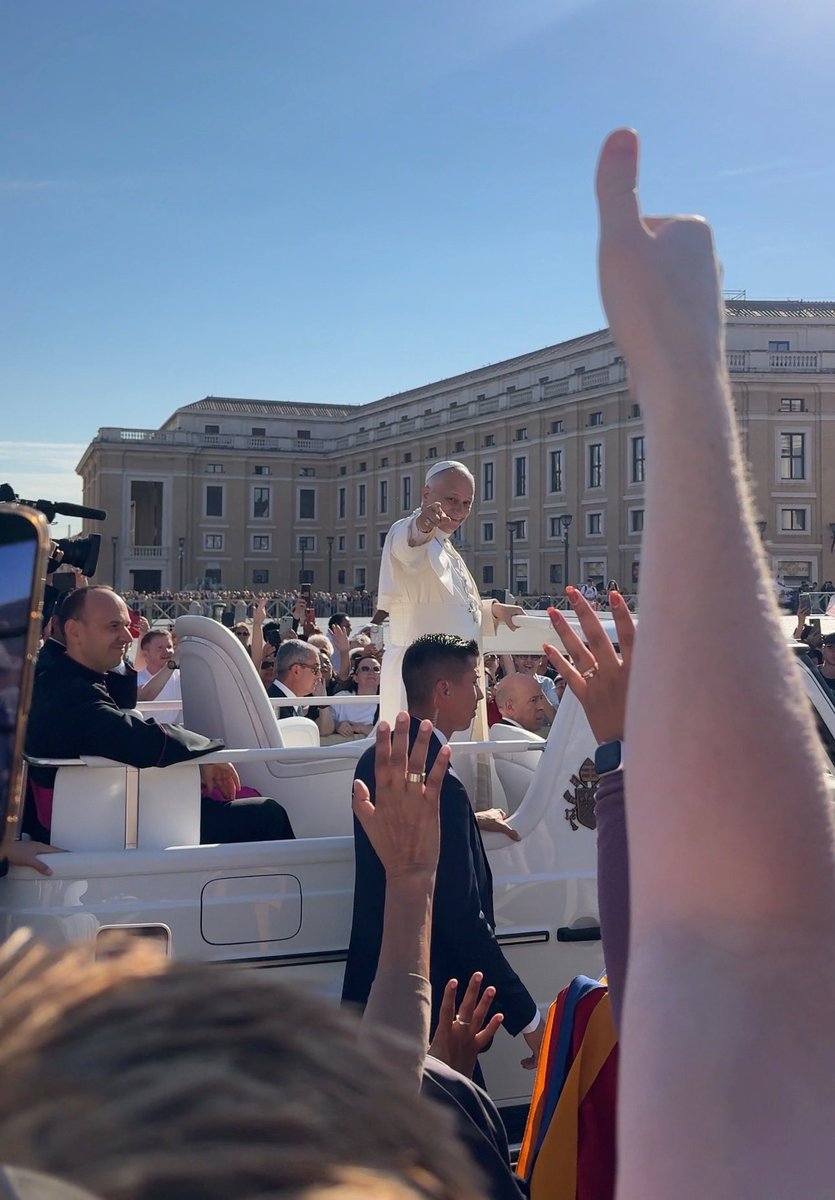 PaulsonCraig's tweet photo. Before tonight’s matchup - Pope Leo is all in on the playoff run - go White Sox!!! @whitesox @Pontifex @CHSN_WhiteSox @SoxOn35th #whitesox #chicago https://t.co/U04YMSz4jK