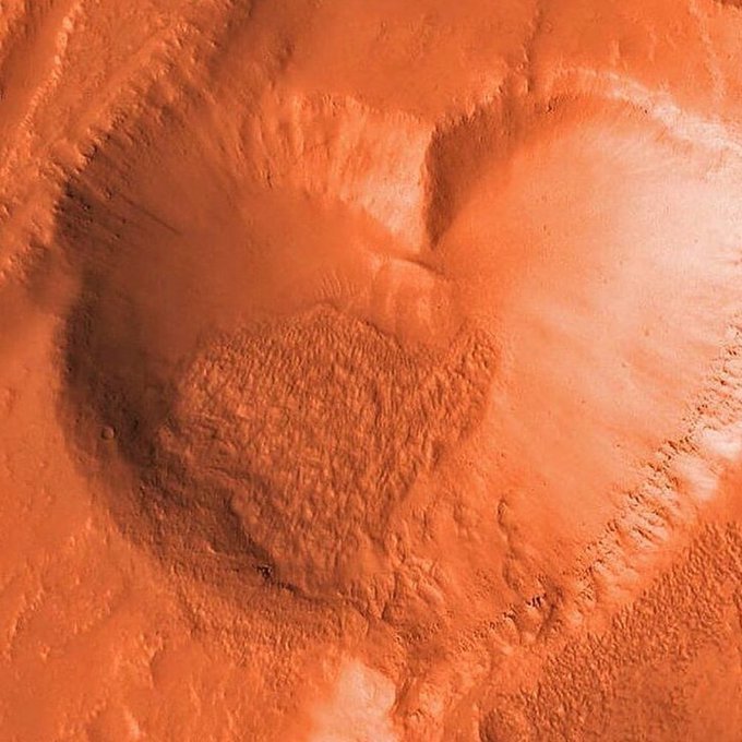 konstructivizm's tweet photo. Heart-shaped crater on Mars https://t.co/PwEtzT3Wge