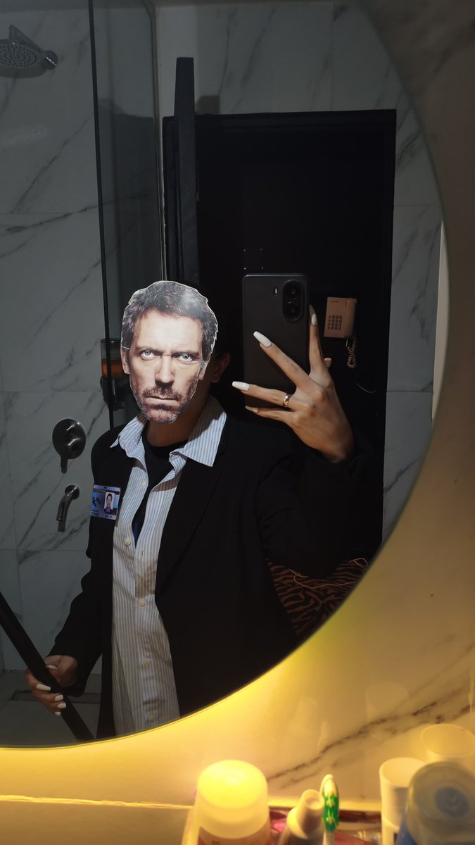 literally_cande's tweet photo. @hughlaurie https://t.co/eDGTgvtJ1X
