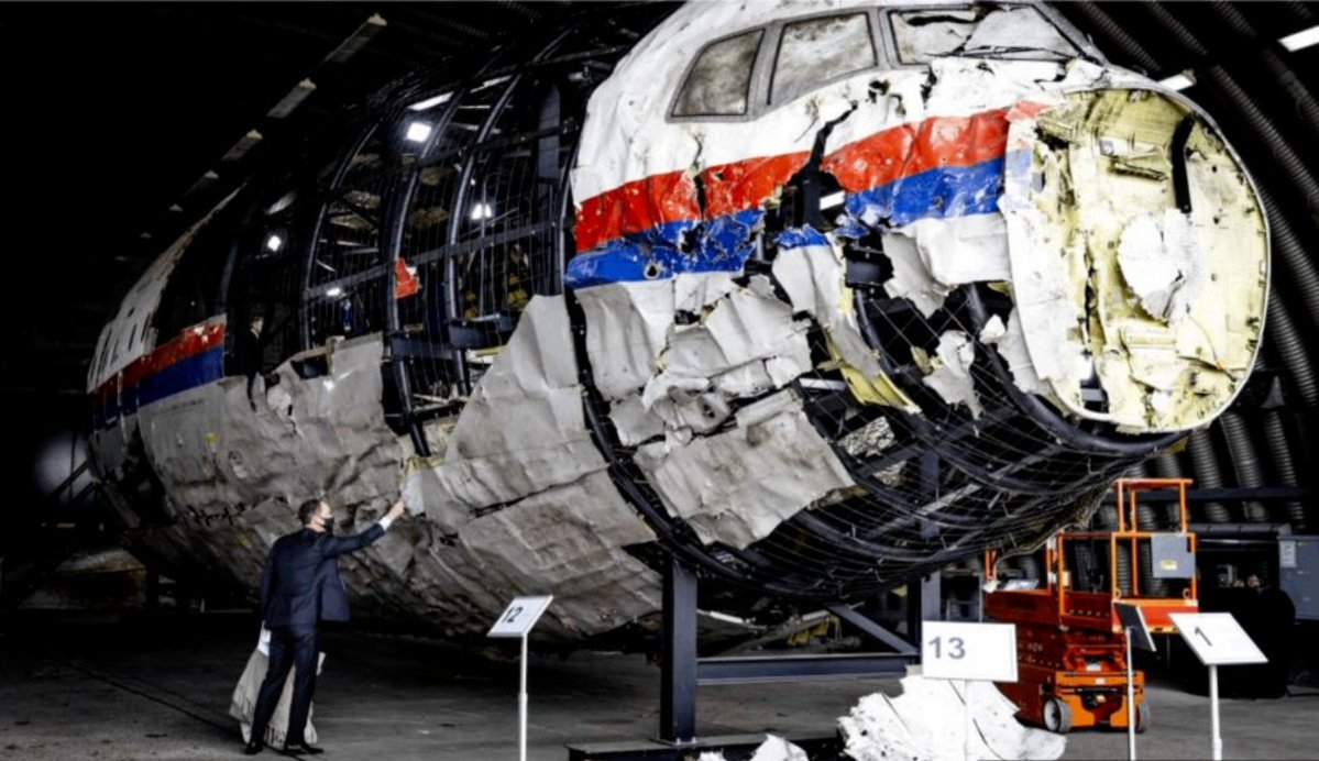 MichelDoe4's tweet photo. @BrockRiddickIFB LEGO Boeing 777-200ER Flight MH17. (Shot down by Putin's orcs over the Donbas on July 17, 2014) https://t.co/ej5Zvshxr0