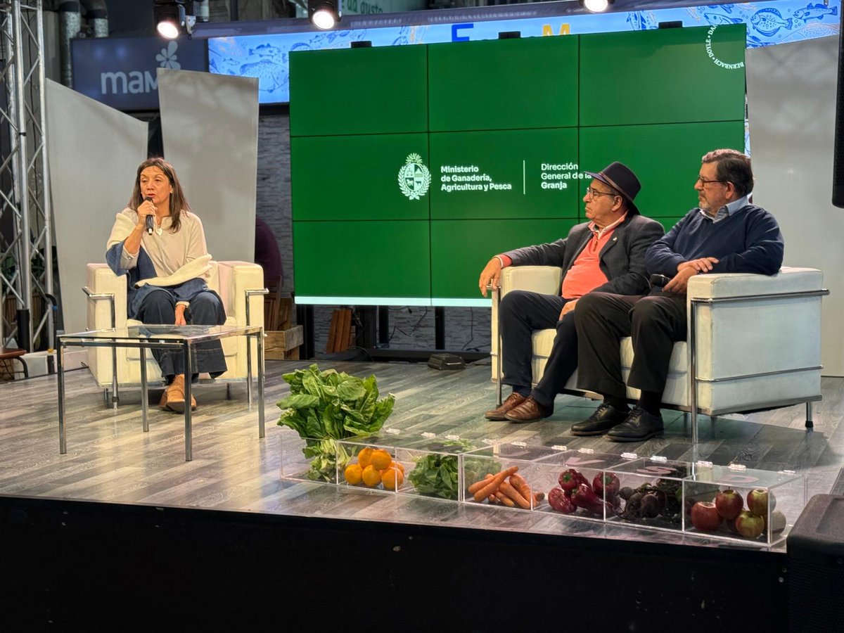 MGAPUruguay's tweet photo. #HOY La Dirección General de la Granja (DIGEGRA) del #MGAP presentó su nueva campaña “La salud se alimenta” en el @MercadoMAM, que busca fomentar hábitos de alimentación saludable, promoviendo el consumo de productos de la granja nacional.
La directora de DIGEGRA, Laura González, explicó que el objetivo es que “consumidores uruguayos y uruguayas tengamos un acceso a frutas y hortalizas que nos garanticen el sostenimiento de una buena salud”.
El ministro de Ganadería, Agricultura y Pesca @AlfredoFratti destacó la importancia de la campaña, que fomenta e incentiva el consumo de alimentos saludables, y de mantener políticas que aseguren la permanencia de los productores en el campo.
Acompañó la presentación el director del Mercado Agrícola de Montevideo (MAM), Arturo Etchevarría.