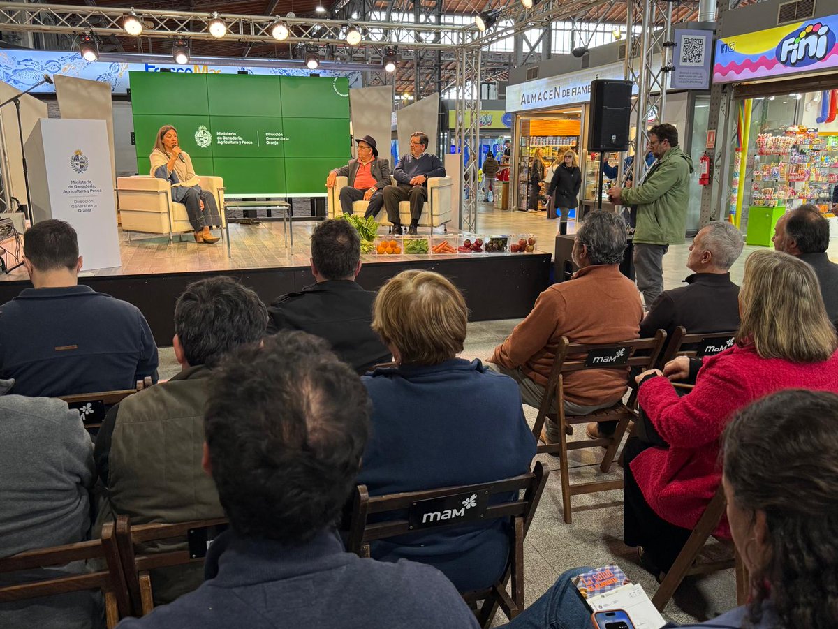 MGAPUruguay's tweet photo. #HOY La Dirección General de la Granja (DIGEGRA) del #MGAP presentó su nueva campaña “La salud se alimenta” en el @MercadoMAM, que busca fomentar hábitos de alimentación saludable, promoviendo el consumo de productos de la granja nacional.
La directora de DIGEGRA, Laura González, explicó que el objetivo es que “consumidores uruguayos y uruguayas tengamos un acceso a frutas y hortalizas que nos garanticen el sostenimiento de una buena salud”.
El ministro de Ganadería, Agricultura y Pesca @AlfredoFratti destacó la importancia de la campaña, que fomenta e incentiva el consumo de alimentos saludables, y de mantener políticas que aseguren la permanencia de los productores en el campo.
Acompañó la presentación el director del Mercado Agrícola de Montevideo (MAM), Arturo Etchevarría.