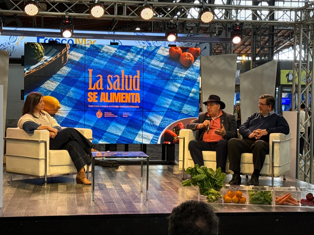 MGAPUruguay's tweet photo. #HOY La Dirección General de la Granja (DIGEGRA) del #MGAP presentó su nueva campaña “La salud se alimenta” en el @MercadoMAM, que busca fomentar hábitos de alimentación saludable, promoviendo el consumo de productos de la granja nacional.
La directora de DIGEGRA, Laura González, explicó que el objetivo es que “consumidores uruguayos y uruguayas tengamos un acceso a frutas y hortalizas que nos garanticen el sostenimiento de una buena salud”.
El ministro de Ganadería, Agricultura y Pesca @AlfredoFratti destacó la importancia de la campaña, que fomenta e incentiva el consumo de alimentos saludables, y de mantener políticas que aseguren la permanencia de los productores en el campo.
Acompañó la presentación el director del Mercado Agrícola de Montevideo (MAM), Arturo Etchevarría.