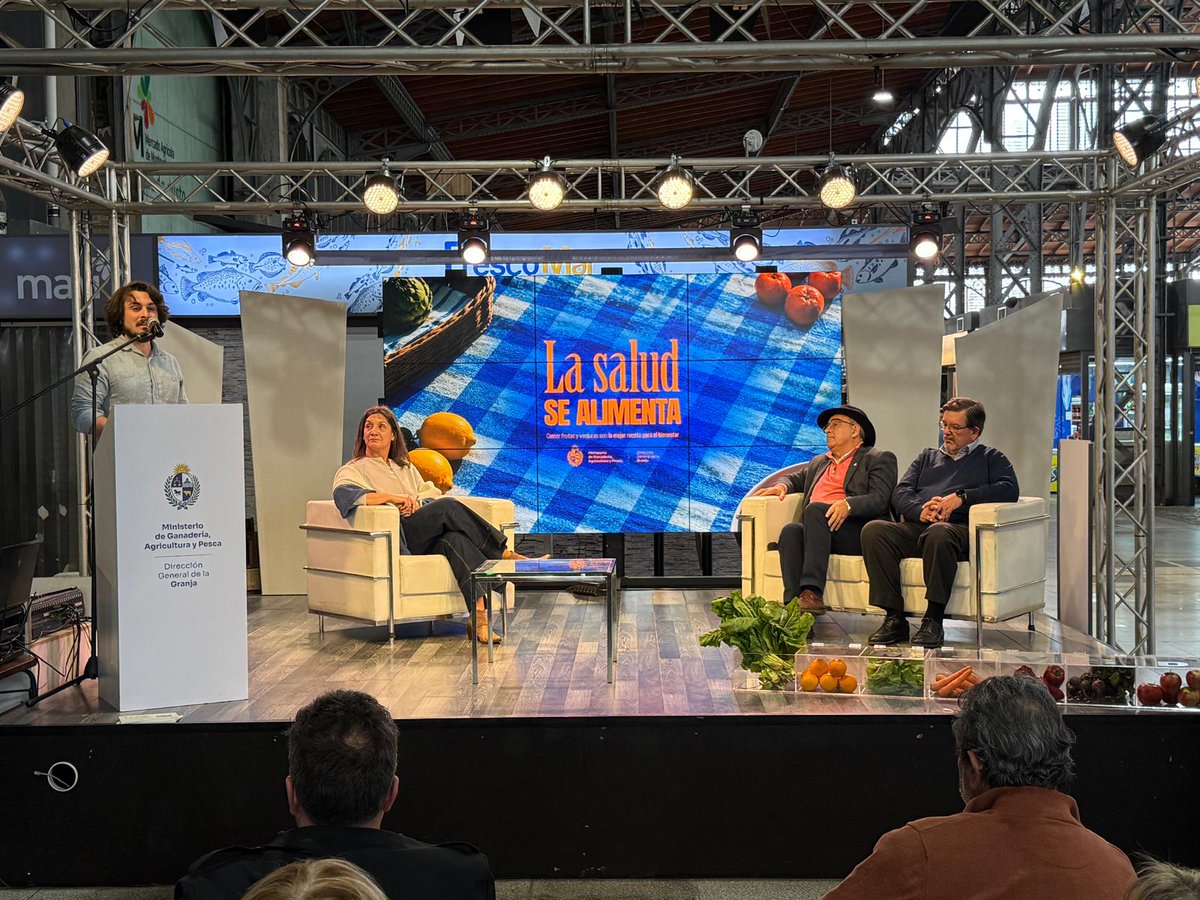 MGAPUruguay's tweet photo. #HOY La Dirección General de la Granja (DIGEGRA) del #MGAP presentó su nueva campaña “La salud se alimenta” en el @MercadoMAM, que busca fomentar hábitos de alimentación saludable, promoviendo el consumo de productos de la granja nacional.
La directora de DIGEGRA, Laura González, explicó que el objetivo es que “consumidores uruguayos y uruguayas tengamos un acceso a frutas y hortalizas que nos garanticen el sostenimiento de una buena salud”.
El ministro de Ganadería, Agricultura y Pesca @AlfredoFratti destacó la importancia de la campaña, que fomenta e incentiva el consumo de alimentos saludables, y de mantener políticas que aseguren la permanencia de los productores en el campo.
Acompañó la presentación el director del Mercado Agrícola de Montevideo (MAM), Arturo Etchevarría.