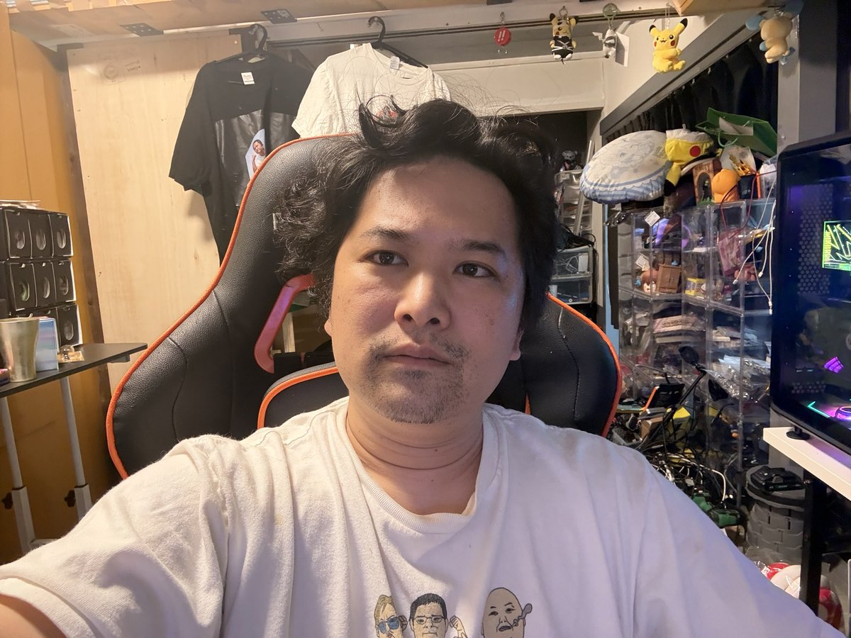 toro_YouTube's tweet photo. オンラインオリパで当てて持っていたカードは、すべて売却しました。
全部売却した後に残ったのが

借金 1億5000万円
税金 約5000万円

しかもオンラインオリパに使ったお金が、すべてそのまま経費として認められず税理士さんに修正申告をお願いされました。

そして今日、こんな状況なのに
またオンラインオリパに100万円使いました。

本当に何やってるんだと思います。

何より、俺を信用してお金を貸してくれている人たちに、本当に申し訳ないです。

返済を待ってもらっている立場なのに、100万円使う金があるなら、その100万円を返済に回せよと思われて当然です。

信用してお金を貸してくれた人たちを裏切るような行動をしてしまったこと、本当に反省しています。

さらに、俺にお金を貸している人に税務調査が入ったと聞いていて、俺にも税務調査が来る可能性があると聞きました

カードは全部売却済み。
借金1億5000万円。
税金約5000万円。
もう人生詰みましたね
今日で終わりにします。
オンラインオリパ、完全引退します。

もう一発逆転は狙いません。
これから稼いだお金は返済を最優先にします。

そして、お金を貸してくれている人たちへ。

どれだけ時間がかかっても、
どれだけ苦しくても、
何があろうと絶対に返済します。

これは絶対です。

逃げません。
飛びません。
踏み倒しません。

1億5000万円、絶対に返します。

本当に申し訳ありませんでした。