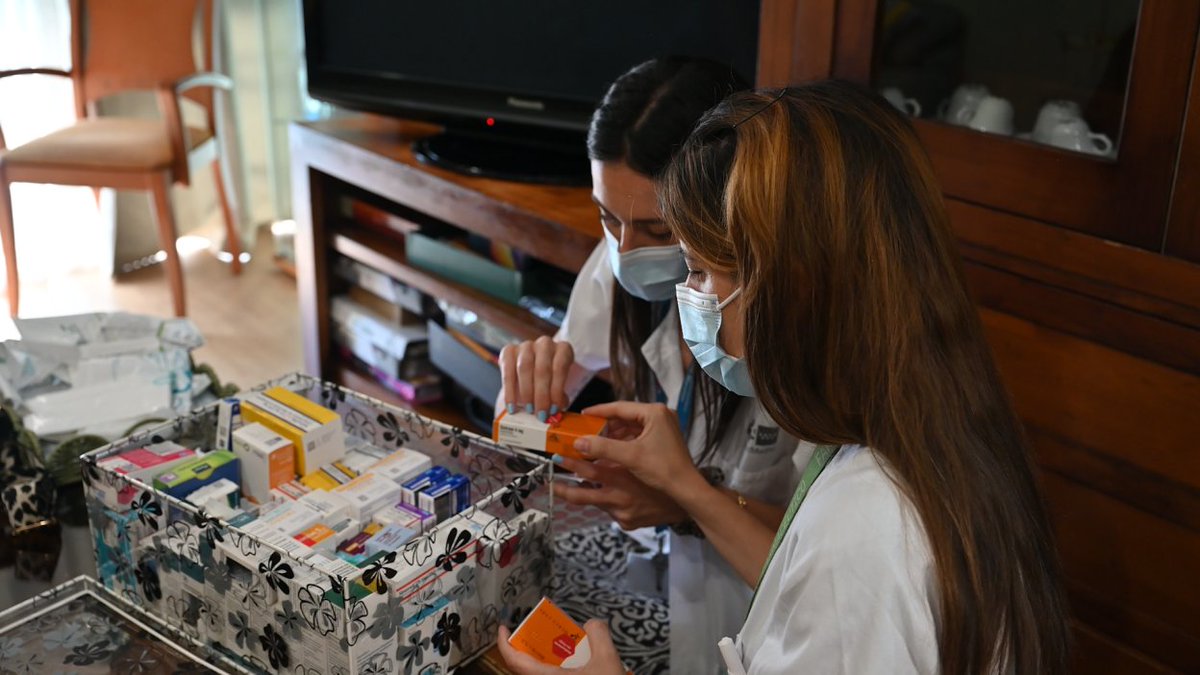 sefh_'s tweet photo. 🏠💊  El Hospital Gregorio Marañón incorpora, de forma pionera en España, atención farmacéutica presencial para pacientes adultos de Hospitalización a Domicilio

Nuestros compañeros/as farmacéuticos/as de @FarmaGregorio revisan en el propio hogar del paciente cómo se utiliza, organiza y conserva la medicación, identifican posibles problemas y comparten sus intervenciones con el equipo asistencial para optimizar el tratamiento

👥 Cerca de 60 pacientes atendidos y primeras visitas también en Pediatría

🔗 Más info https://t.co/bbJzccTuXn