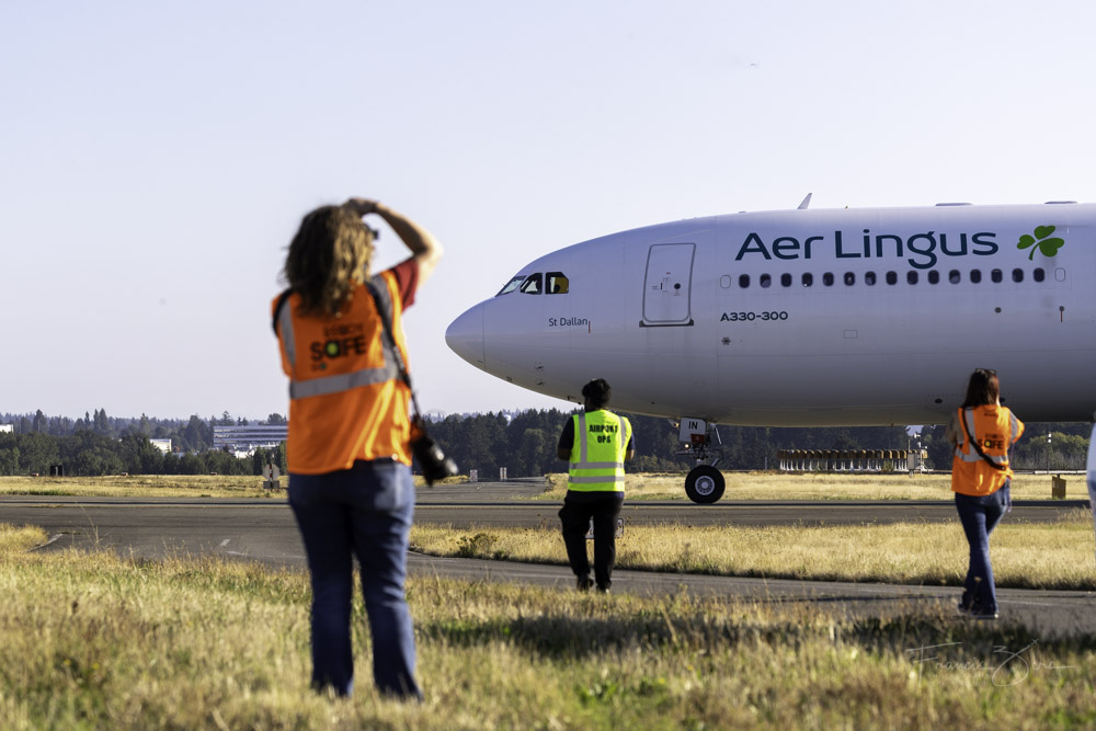 AirlineReporter's tweet photo. What a wonderful #AvGeek time… hang’n out between the runways at @flySEA and watching the planes come and go. The sounds, the smells, and the feel of the jet engines… we were in bliss. View many more photos: https://t.co/uckupy2Yxa https://t.co/8UdRIjuV1A