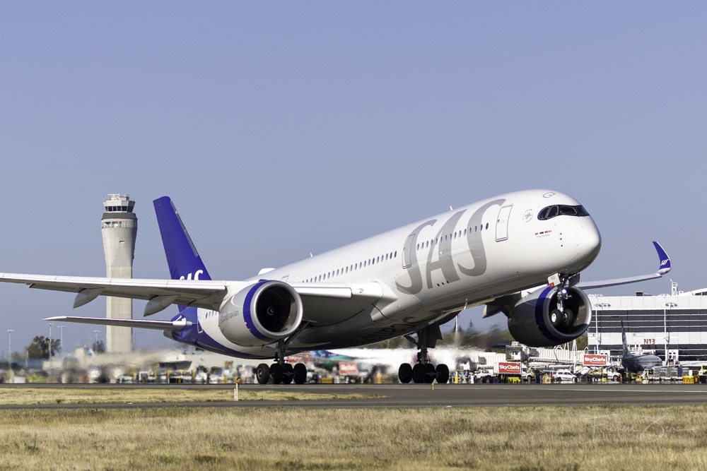 AirlineReporter's tweet photo. What a wonderful #AvGeek time… hang’n out between the runways at @flySEA and watching the planes come and go. The sounds, the smells, and the feel of the jet engines… we were in bliss. View many more photos: https://t.co/uckupy2Yxa https://t.co/8UdRIjuV1A
