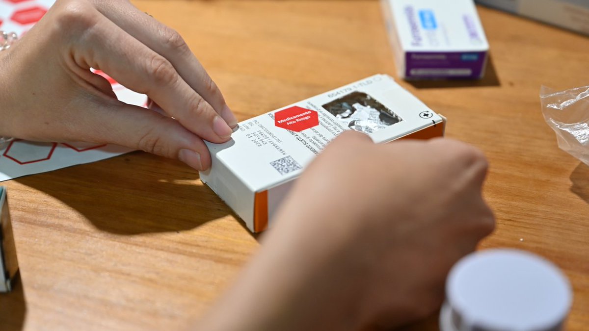 sefh_'s tweet photo. 🏠💊  El Hospital Gregorio Marañón incorpora, de forma pionera en España, atención farmacéutica presencial para pacientes adultos de Hospitalización a Domicilio

Nuestros compañeros/as farmacéuticos/as de @FarmaGregorio revisan en el propio hogar del paciente cómo se utiliza, organiza y conserva la medicación, identifican posibles problemas y comparten sus intervenciones con el equipo asistencial para optimizar el tratamiento

👥 Cerca de 60 pacientes atendidos y primeras visitas también en Pediatría

🔗 Más info https://t.co/bbJzccTuXn