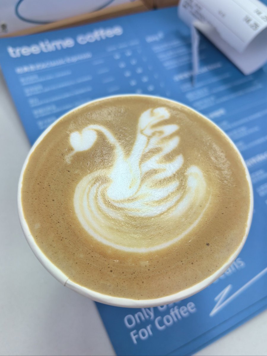 FosterShidler's tweet photo. [En la universidad, el café que pedí con "extra leche" salió con un mono dibujado en la espuma. Ahora es mi "bebida de la suerte" para los exámenes. ] https://t.co/jvyp4WrXjY