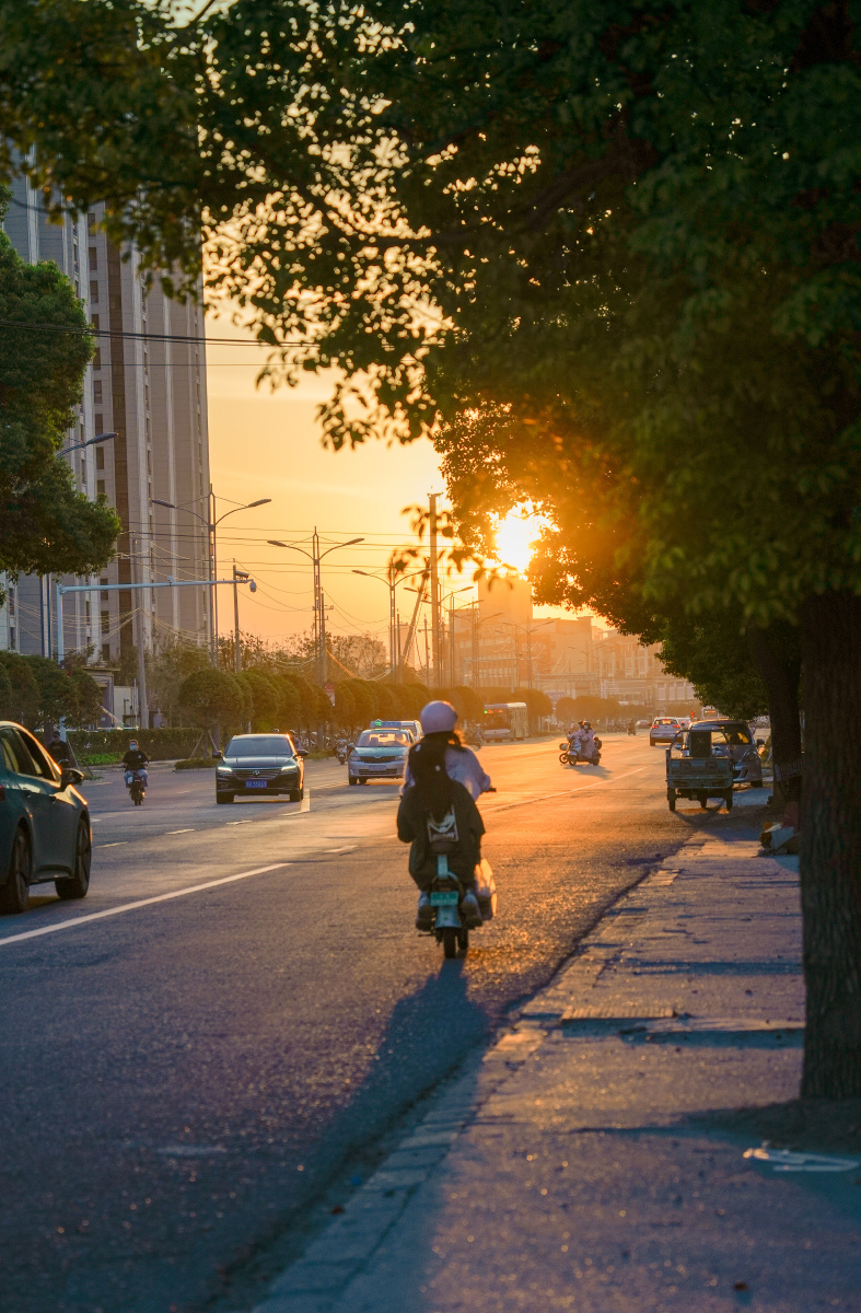 CathleenAmgdb's tweet photo. Atardecer cálido sobre las calles llenas de vida de la ciudad, cada rincón guarda una pequea sorpresa! https://t.co/YWBP039WUU