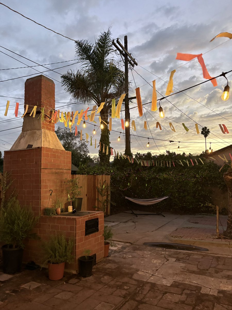 anthnyxyz's tweet photo. Ribbons in the sky for our love https://t.co/fy7XZ9lzIU